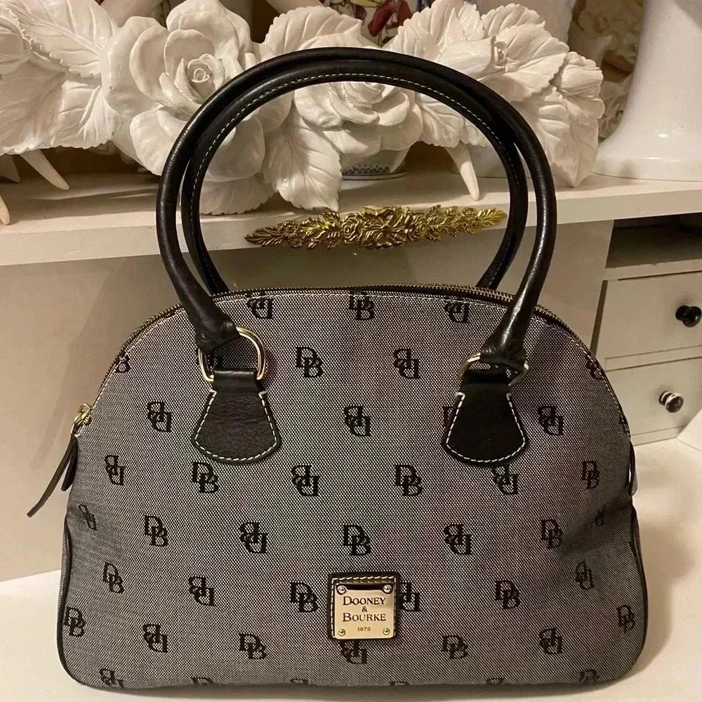 Dooney & Bourke Signature Zip Zip Satchel Purse Black gray in great conditions